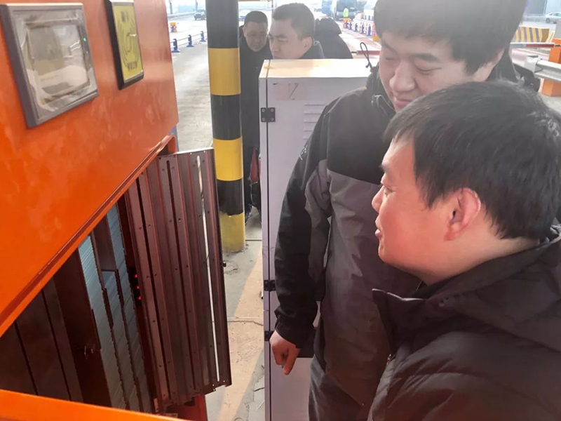 “不忘初心、牢記使命” 先進(jìn)典型系列之取消省界收費站首個(gè)ETC門(mén)架吊裝完成，信息集團打響攻堅戰第一槍?zhuān)? title=